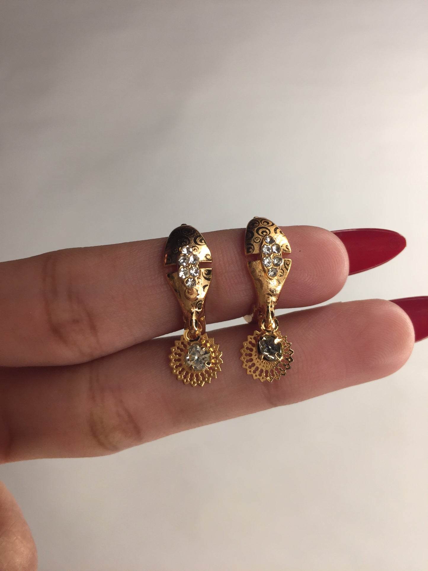 🌟 Elegant Gold-Plated Crystal Drop Earrings 🌟