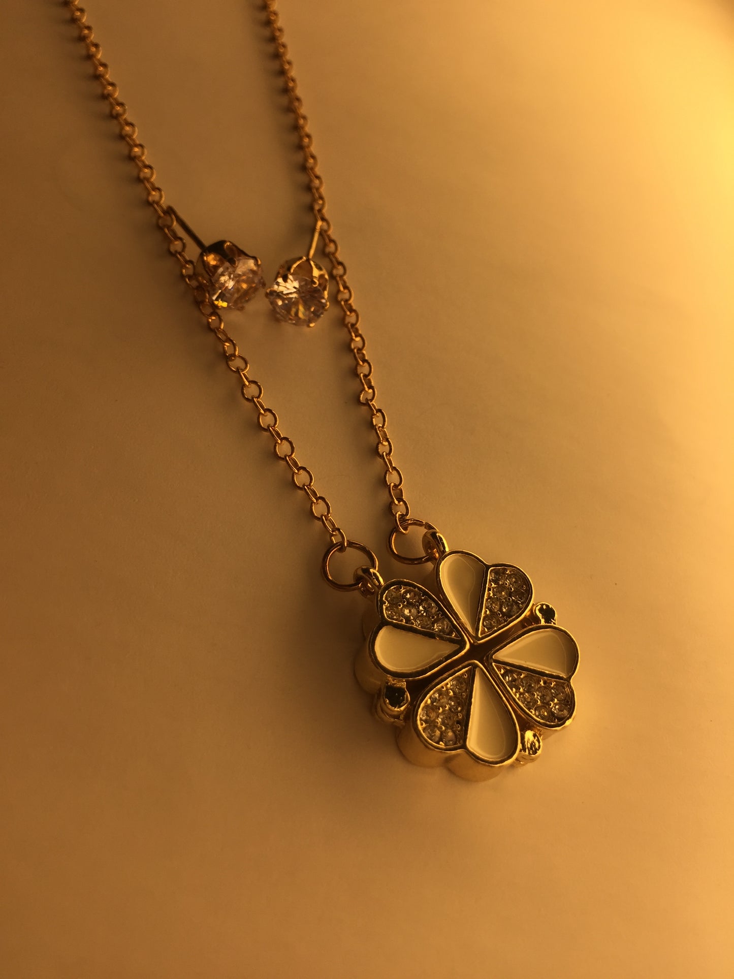 🌸 Elegant Clover Pendant Necklace with Stud Earrings 🌸